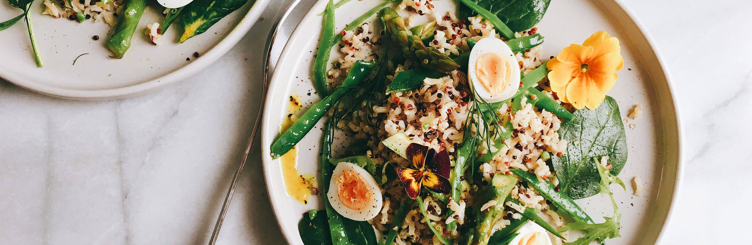 Vollkorn-Basmati-Salat mit grünem Spargel, Zuckerschoten, Spinat, Quinoa und Kurkuma-Dijonsenf-Dressing 3