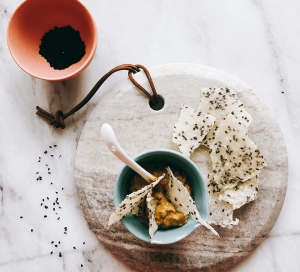Reis-Cracker mit Avocado-Miso-Dip 27