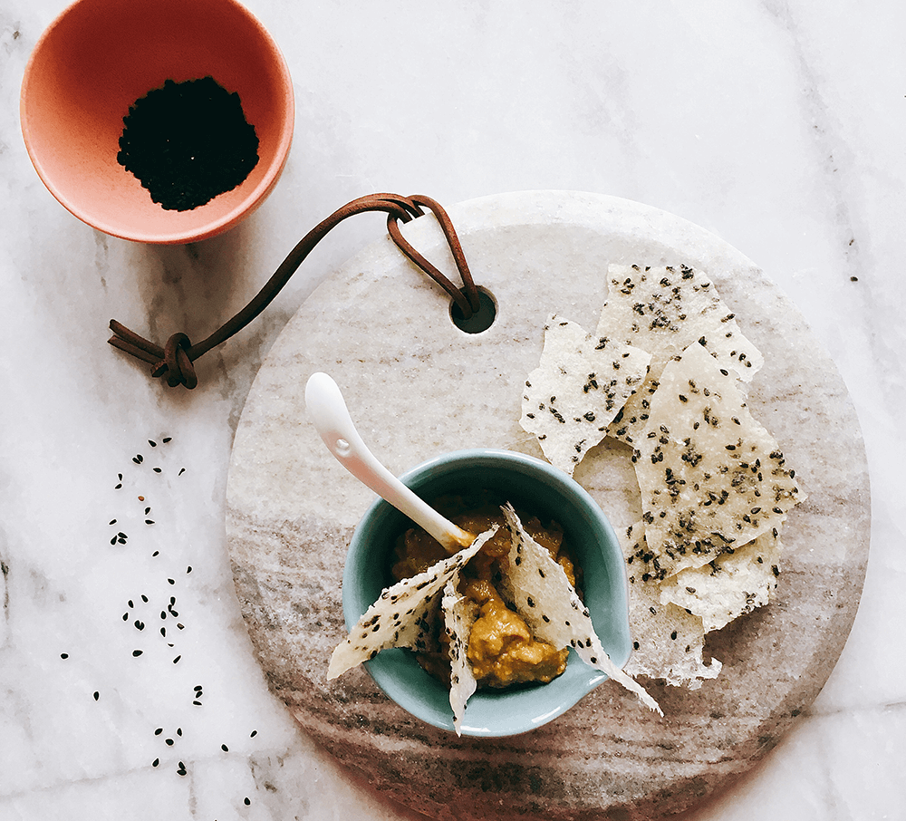 Reis-Cracker mit Avocado-Miso-Dip 1