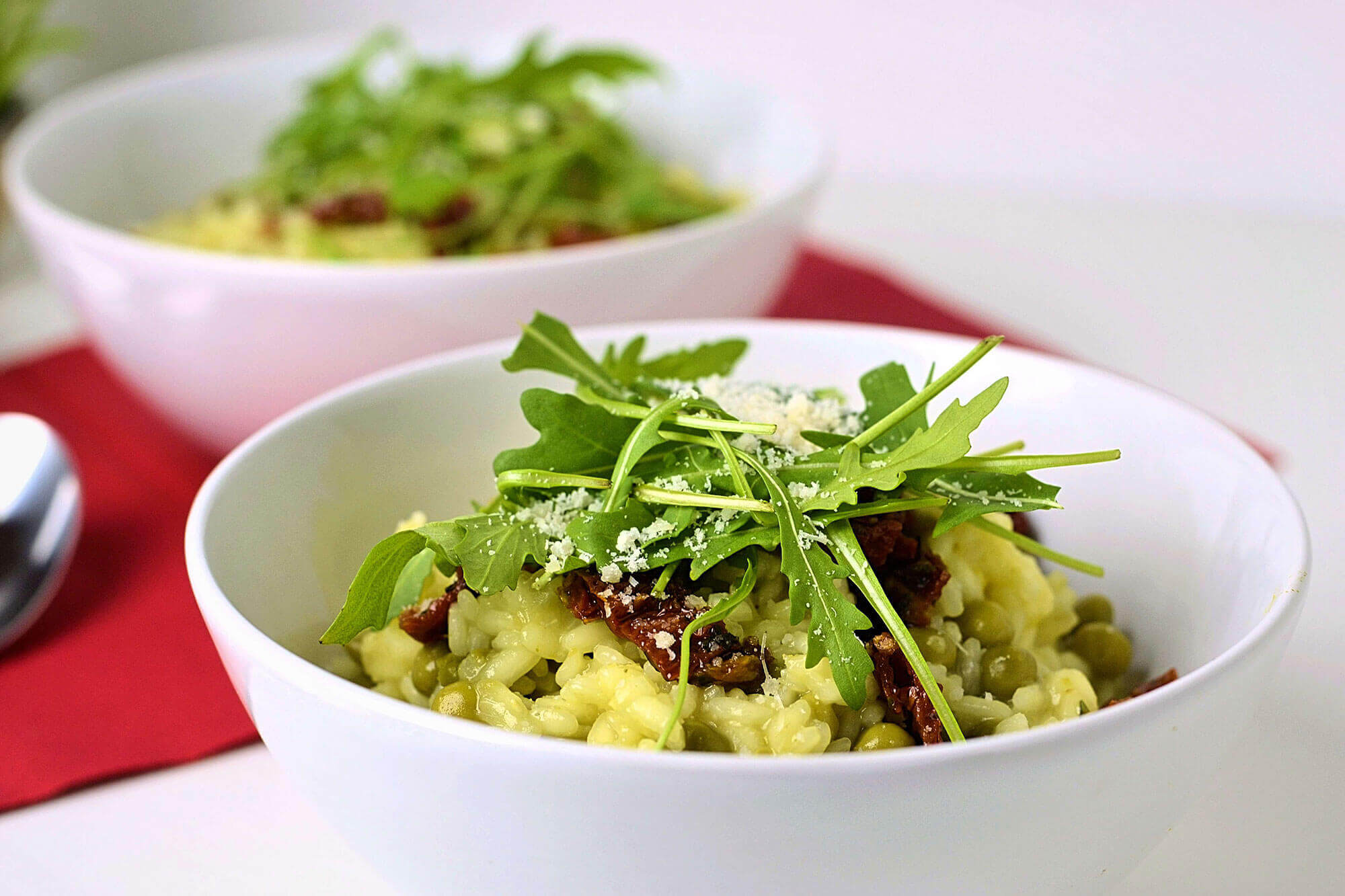 TOMATEN-ERBSEN-RISOTTO mit Frühlingszwiebeln und Rucola 1